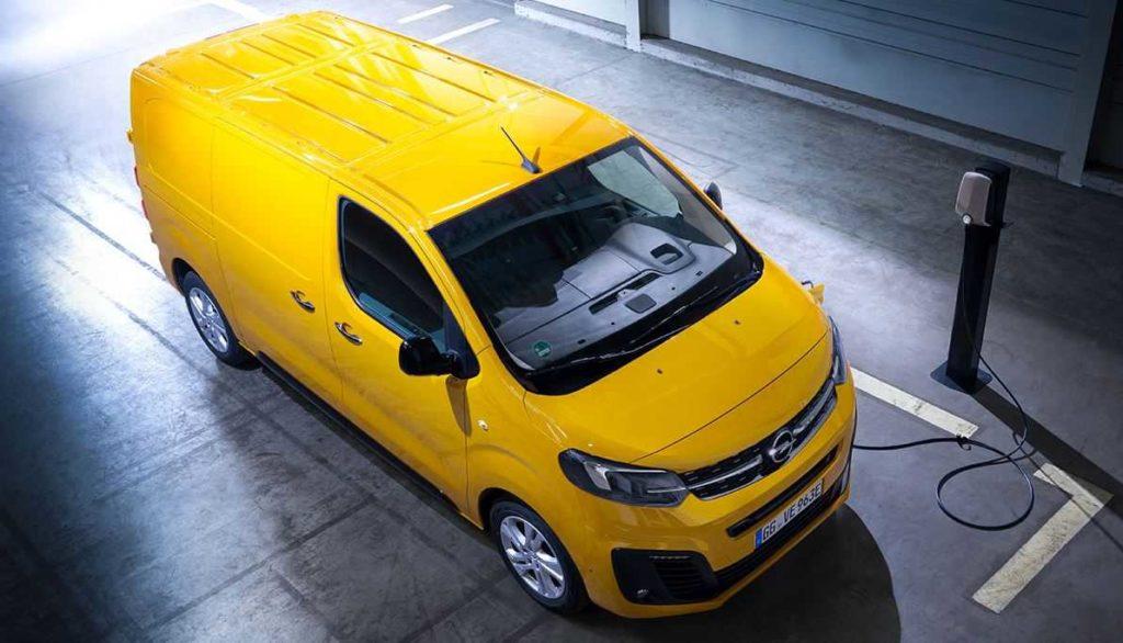 Opel Vivaro-e Elektrotransporter wird aufgeladen