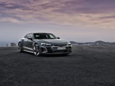 Elektroauto e-tron GT von Audi in düsterer Landschaft