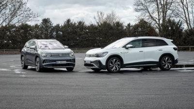 Die beiden neuen Versionen des VW ID.6 in weiß und anthrazit auf einem Parkplatz