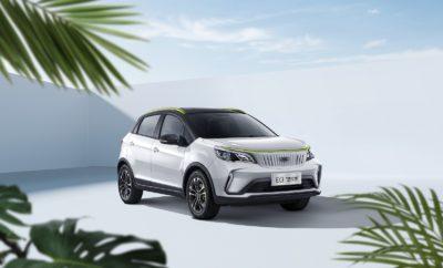 Außenansicht des chinesischen Elektroautos Geometry EX3 in weiß vor einer Urlaubskulisse