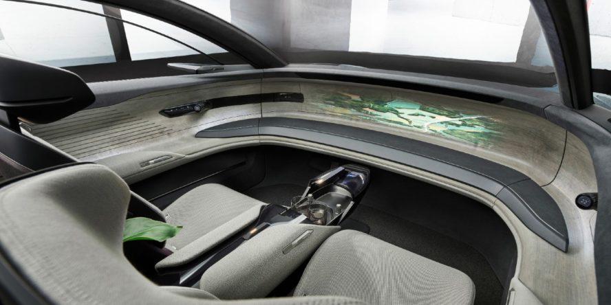 Innenraum des Audi Grandsphere Concept ohne Lenkrad und mit Projektionen im Armaturenbrett