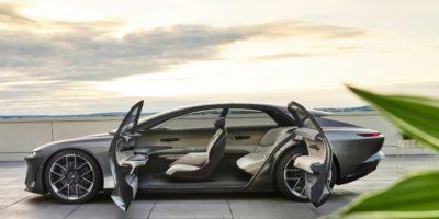 Seitenansicht der neuen Elektro-Limousine Audi Grandsphere Concept mit gegenläufig geöffneten Türen