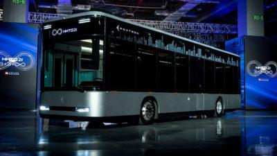 Konzeptstudie eines futuristischen und elektrischen Linienbus Foxtron Model T mit LED-Anzeigen an den Seiten
