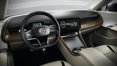 Cockpit des Elektro-SUVs Mullen Five mit großem Lenkrad, Leder und Holz-Elementen