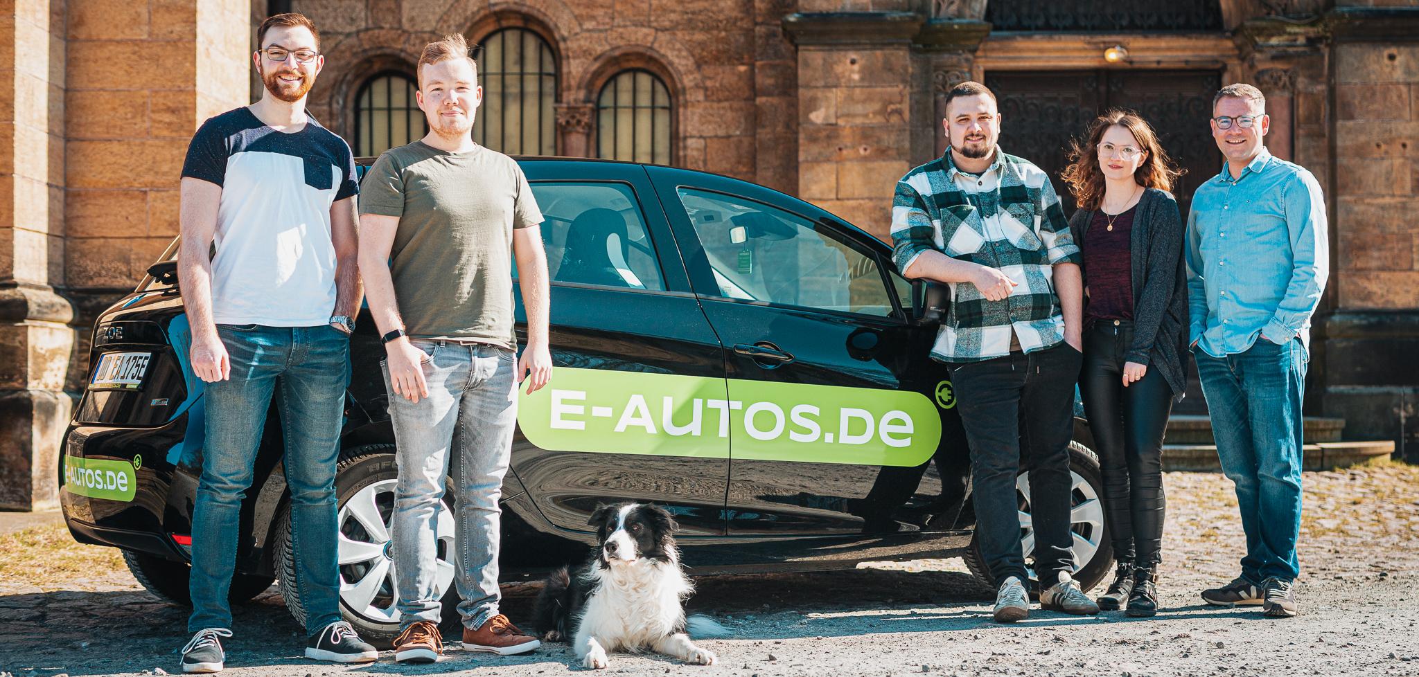 Teamfoto aller MitarbeiterInnen von E-Autos.de