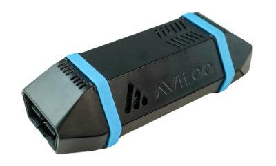 Kleines schwarzes von AVILOO mit blauen Akzenten und Logo