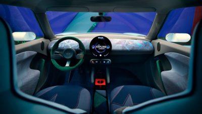 Innenraum des Elektroautos MINI Concept Aceman mit rundem Display, Lenkrad und Stoffverkleidung