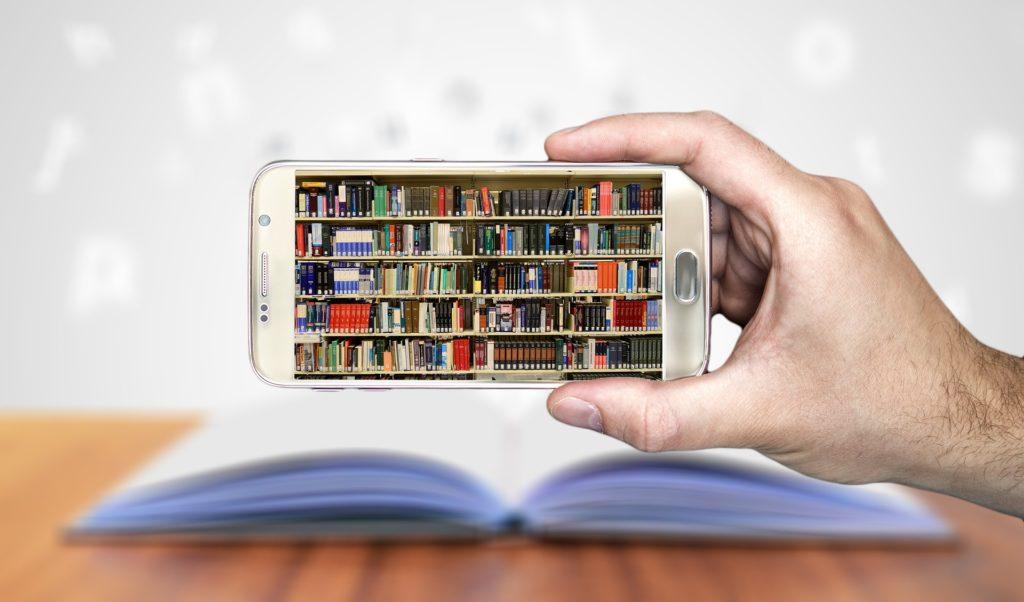 Smartphone zeigt Bücherwand