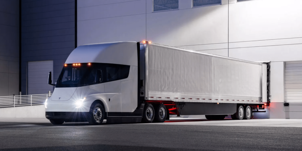 E-Truck Tesla Semi in weiß vor Lagerhalle