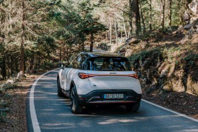 Elektroauto Smart #1 fährt durch Waldlandschaft