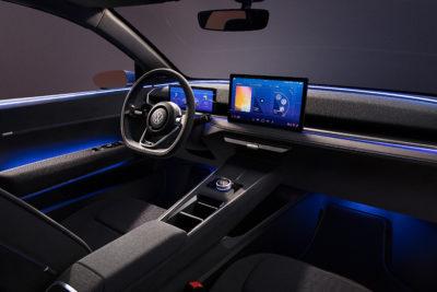 Cockpit des VW ID.2all in schwarz mit blauen Lichtakzenten