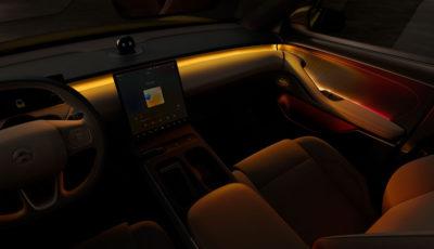 Abgedunkelter Innenraum des Elektroautos NIO ET5 mit goldenem Licht