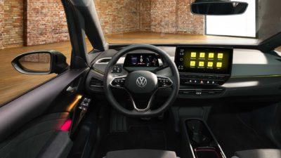 Cockpit des neuen VW ID.3 mit großem Lenkrad und größerem Touchdisplay in großer Halle